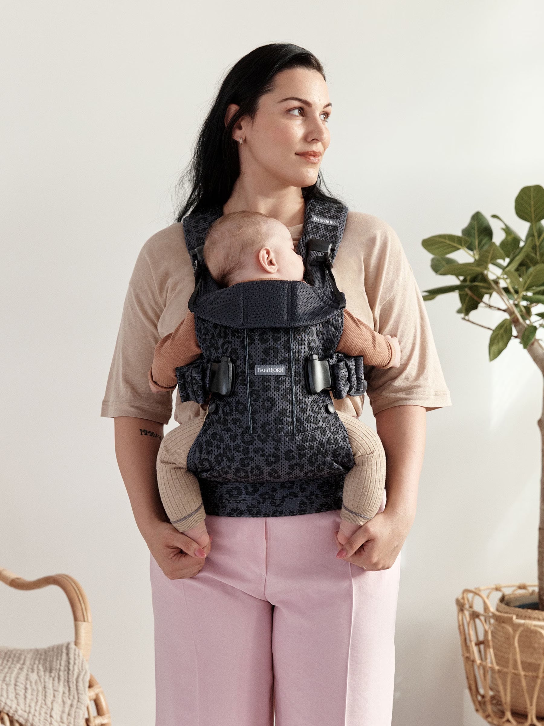 How to adjust the child’s position in Baby Carrier One
