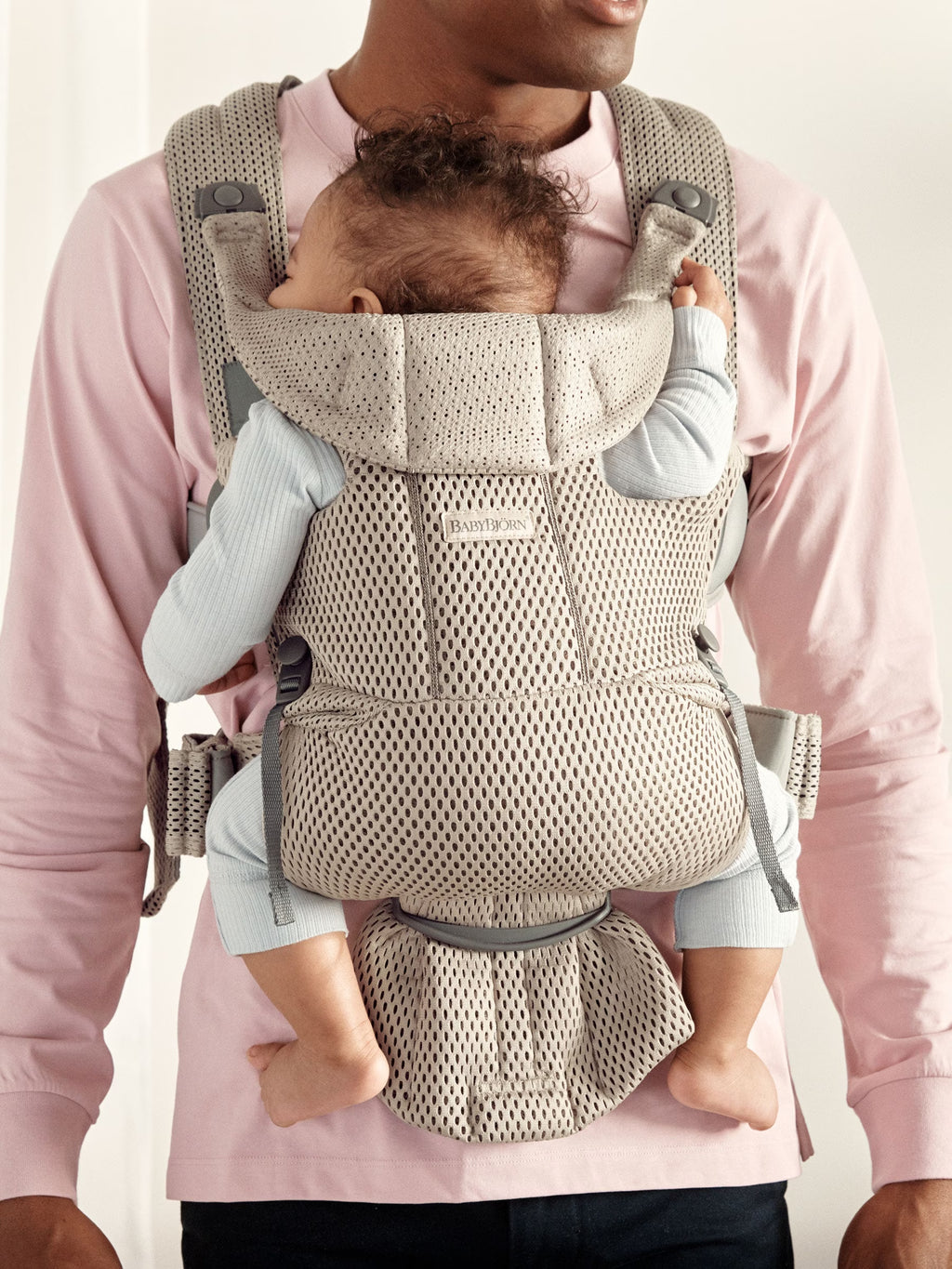 How to adjust the head support on Baby Carrier Move