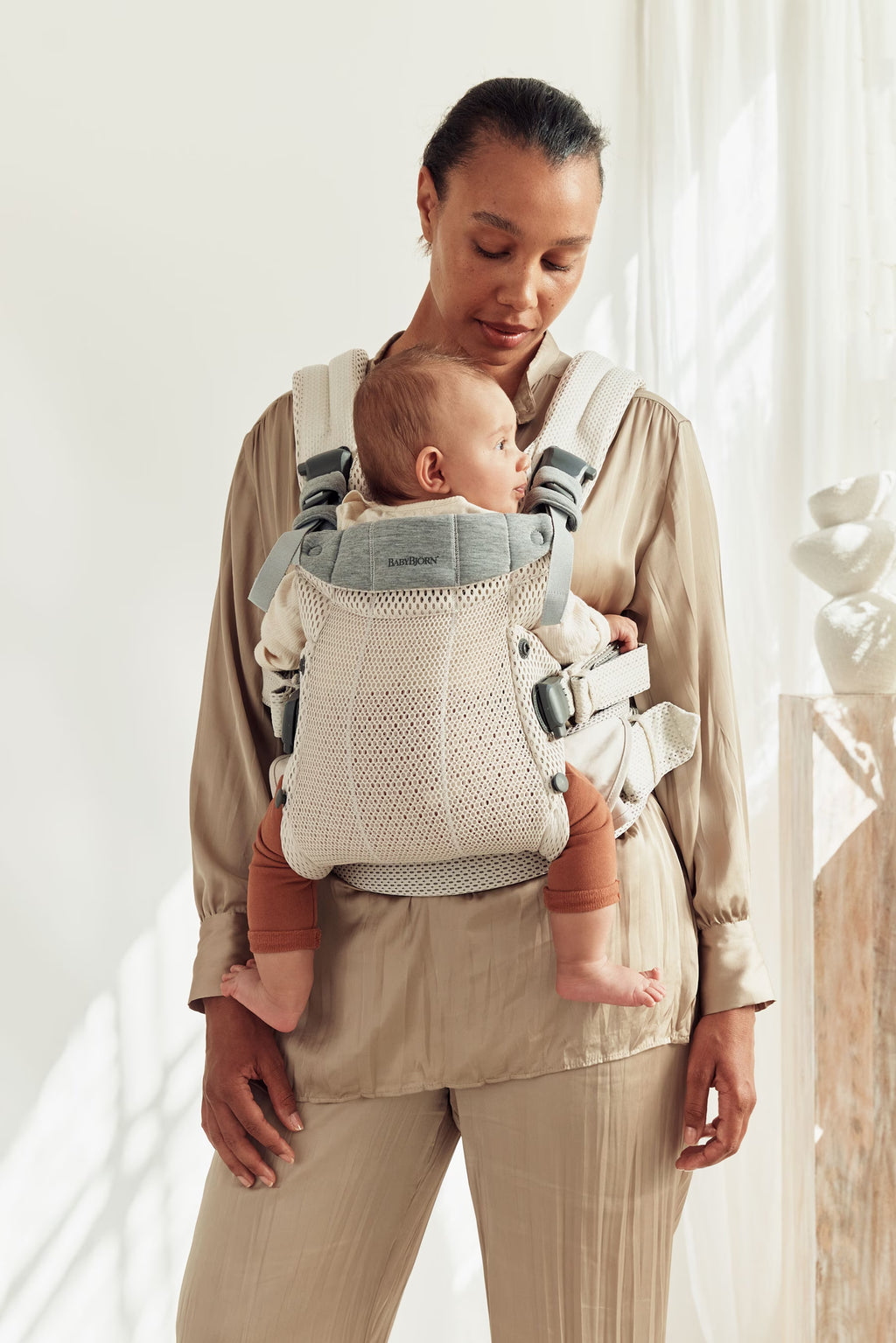 How to adjust the head support on Baby Carrier Harmony