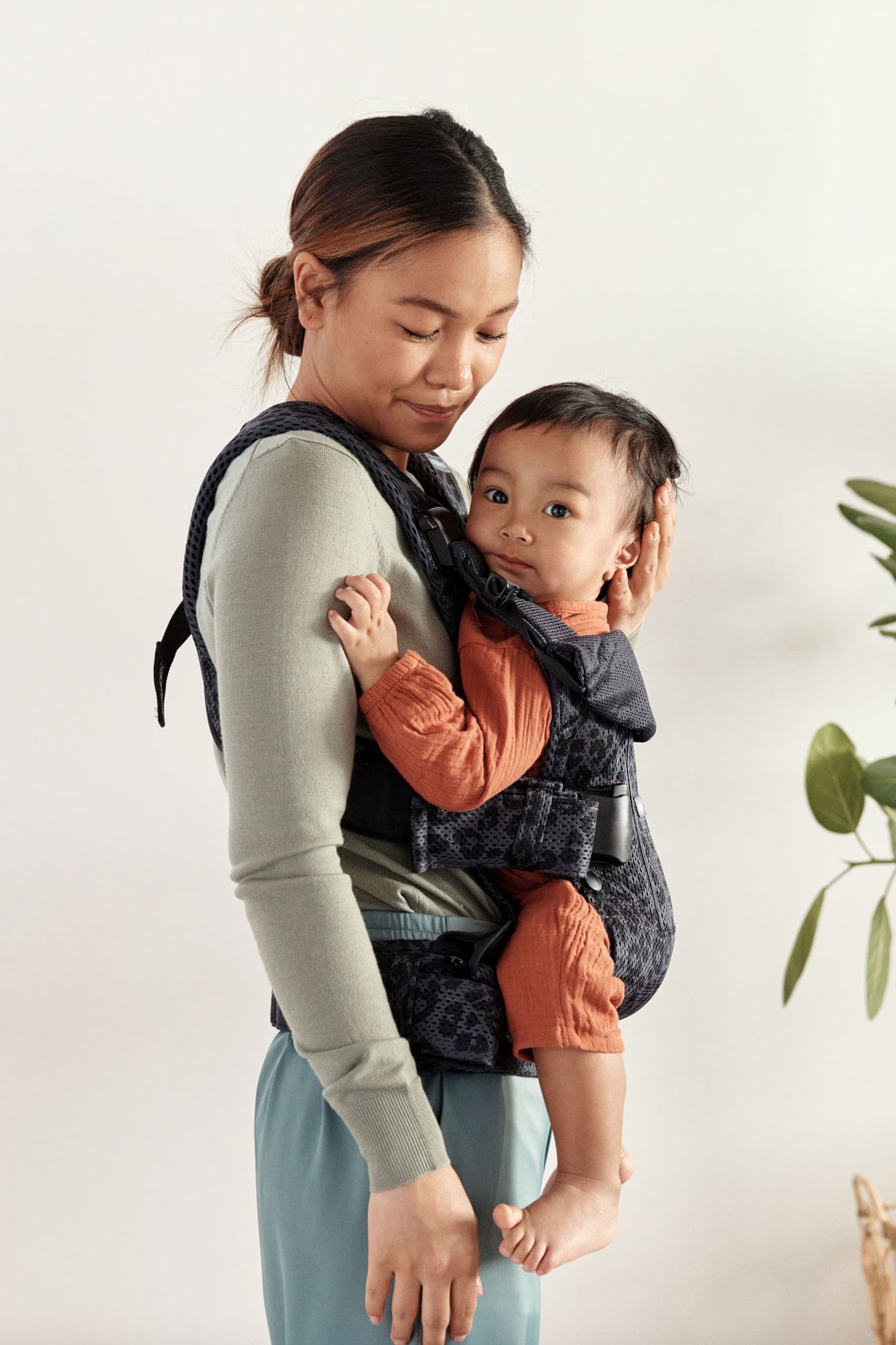 How to adjust the head support on Baby Carrier One/One Air
