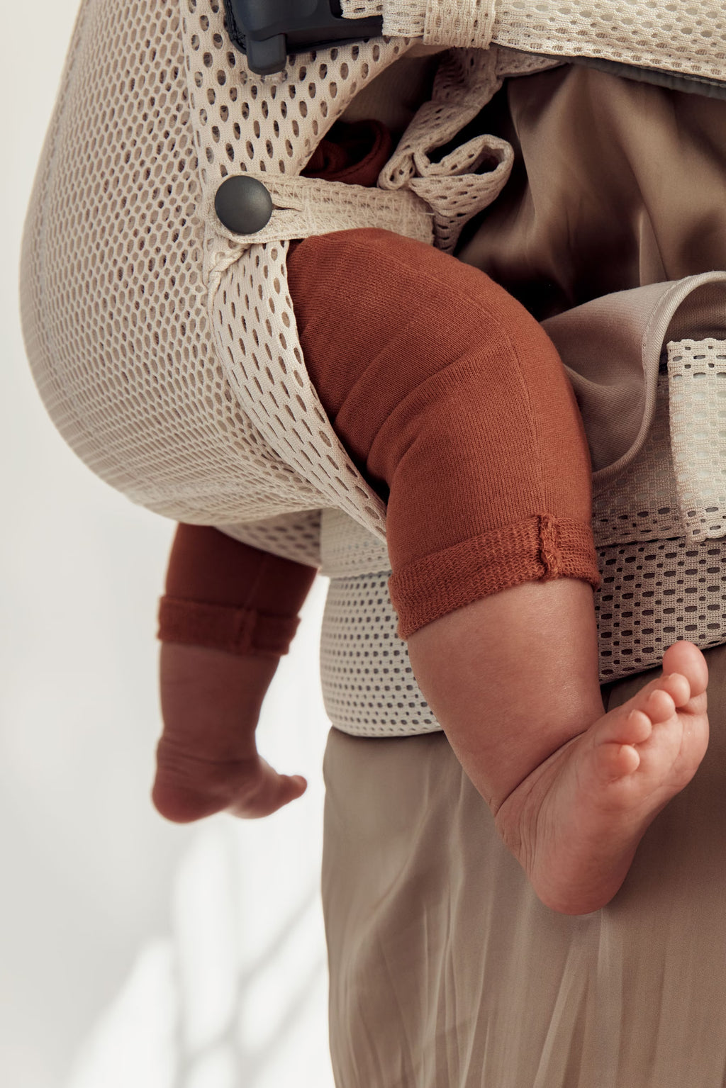 How to adjust the zipper for the leg position on Baby Carrier Harmony