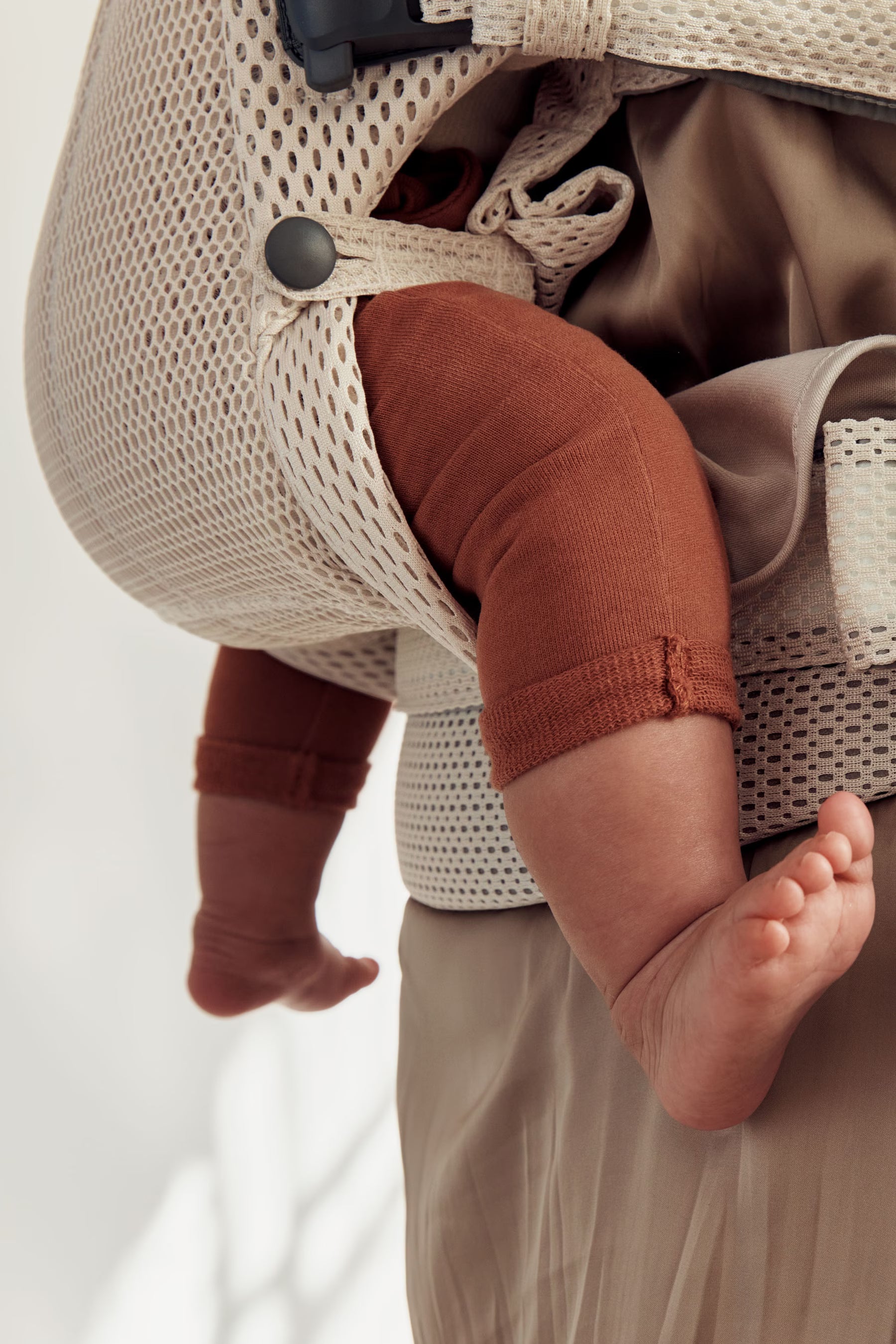 How to adjust the zipper for the leg position on Baby Carrier Harmony