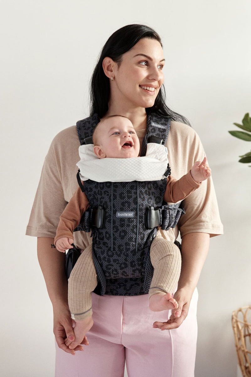 How to attach the Teething Bib for Baby Carrier One/One Air
