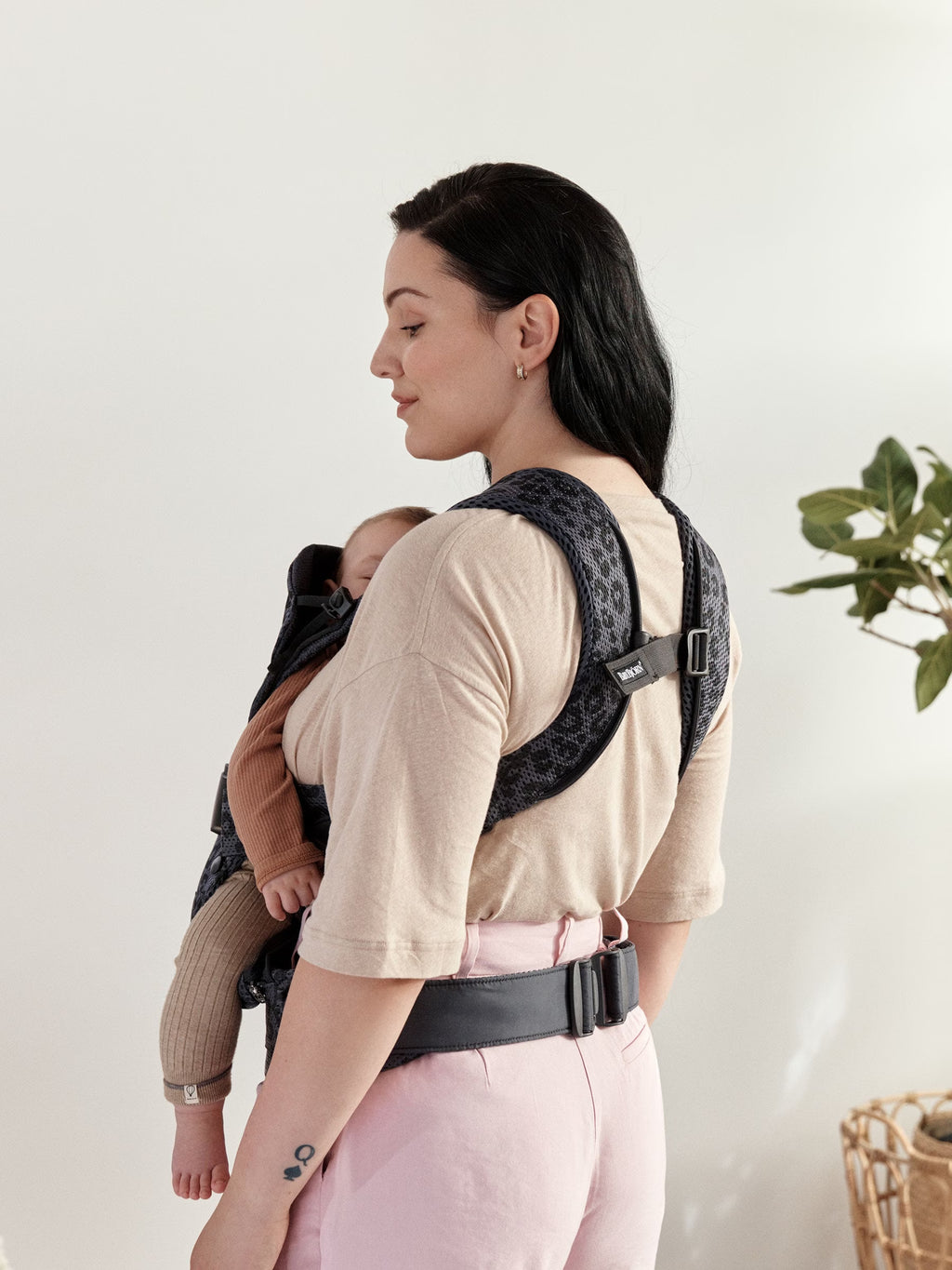 How to buckle and adjust the waist belt on Baby Carrier One/One Air