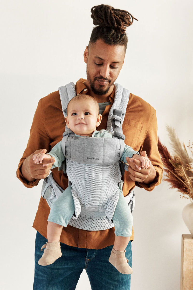 How to carry your baby facing outward in Baby Carrier Harmony