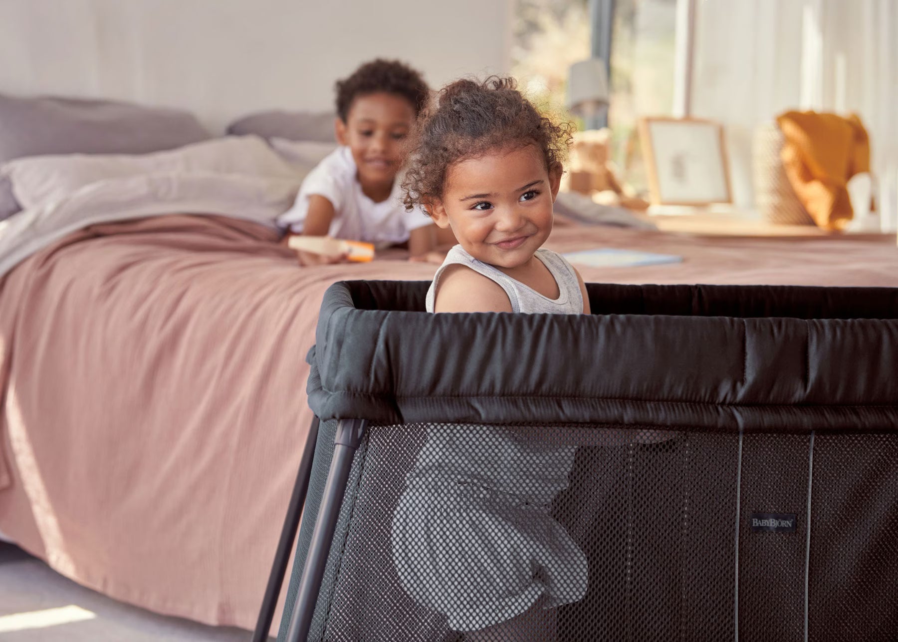 How to fold up BabyBjörn Travel Crib Light option 2