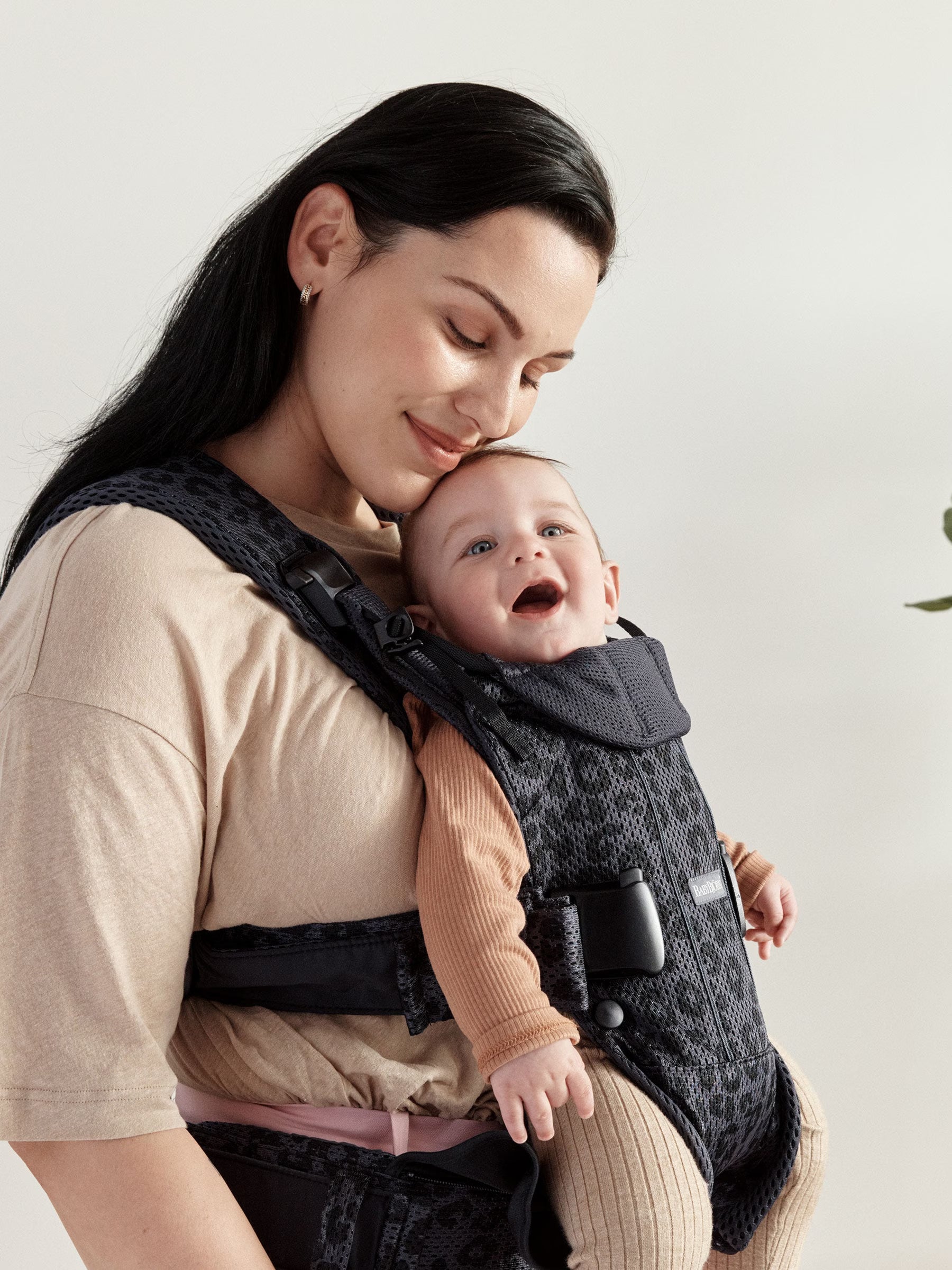 How to put on Baby Carrier One/One Air