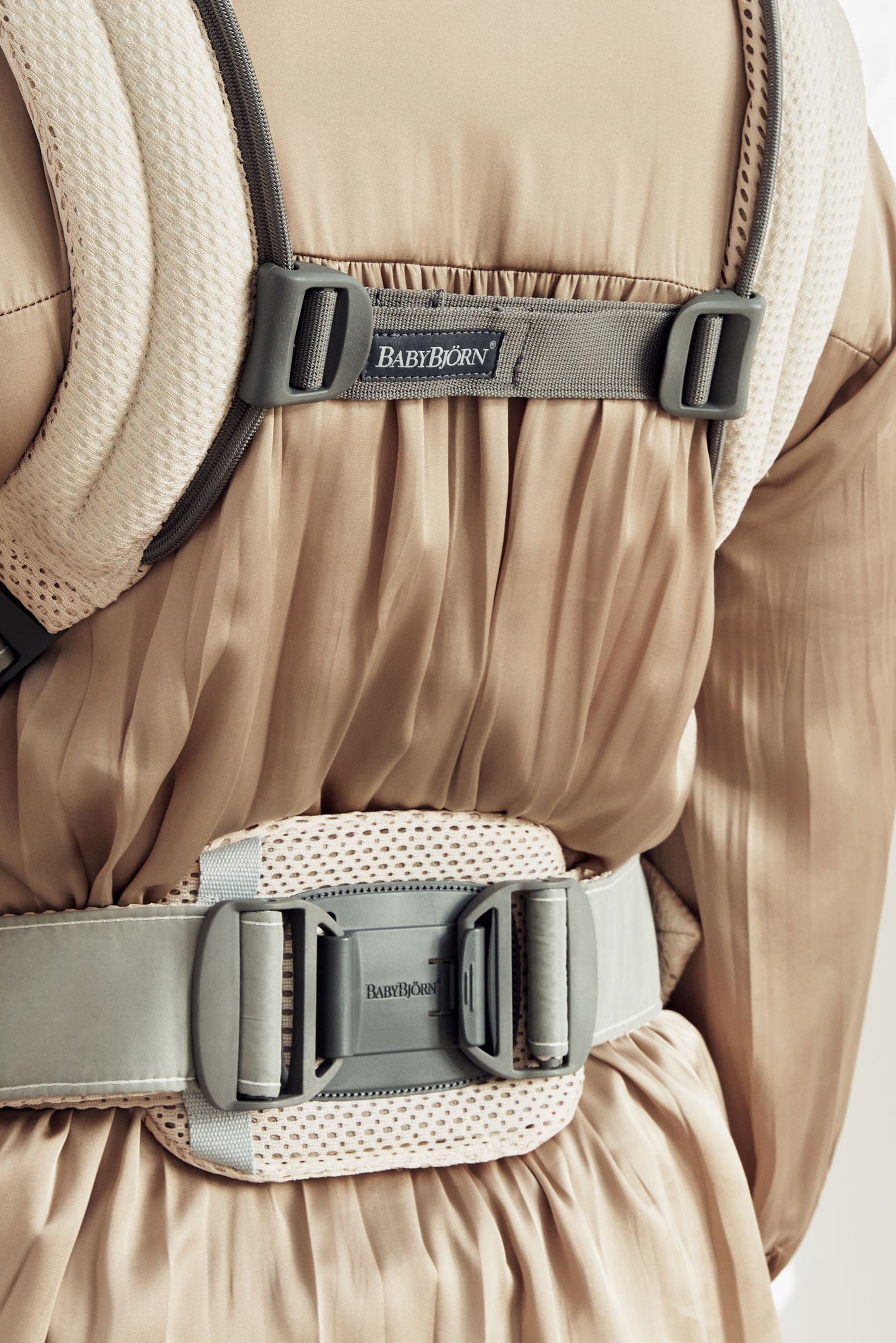 How to snap and adjust the waist belt on Baby Carrier Harmony