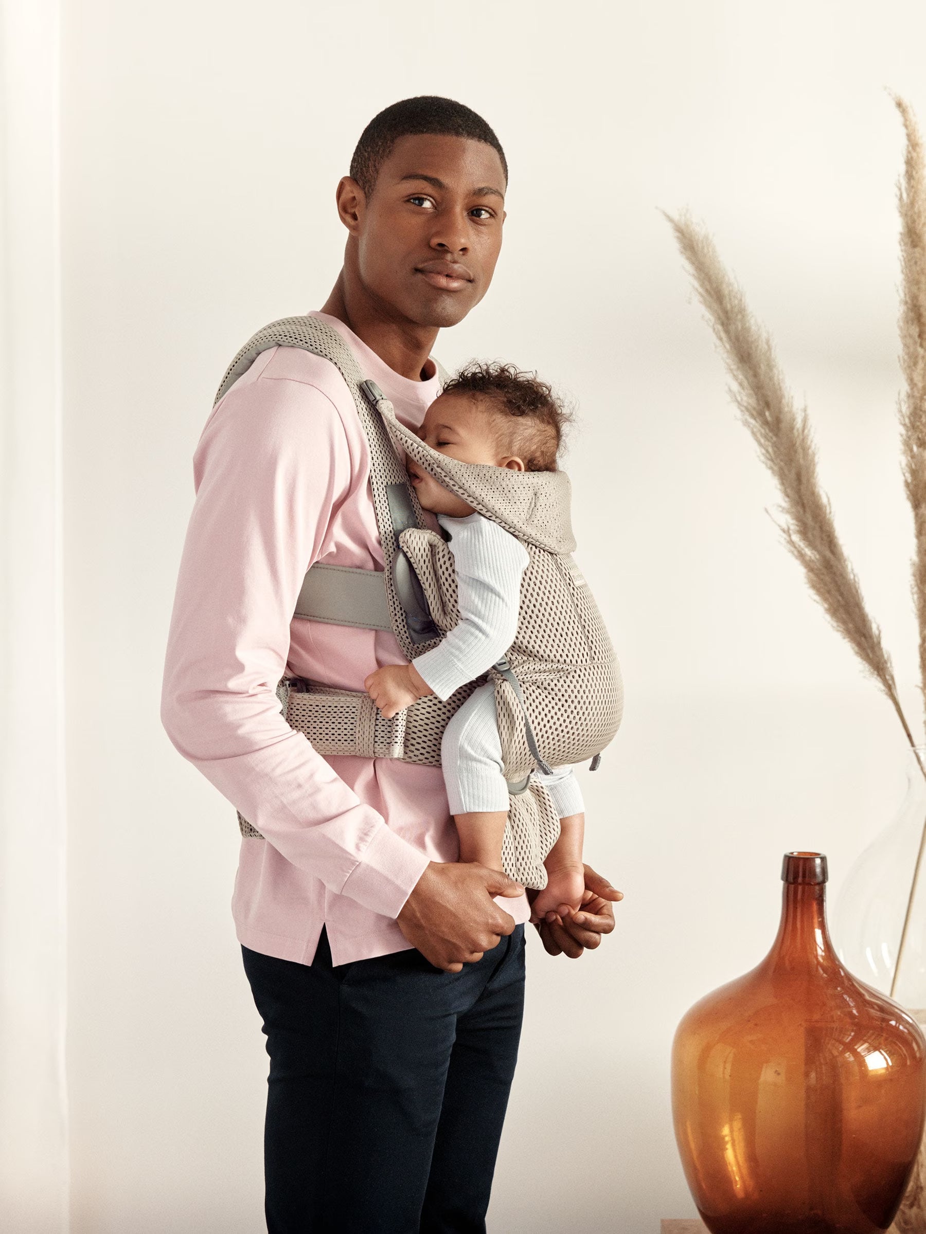 How to use the facing-in position for baby on Baby Carrier Move