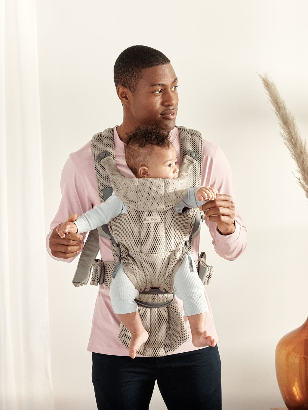How to use the facing-out position on Baby Carrier Move