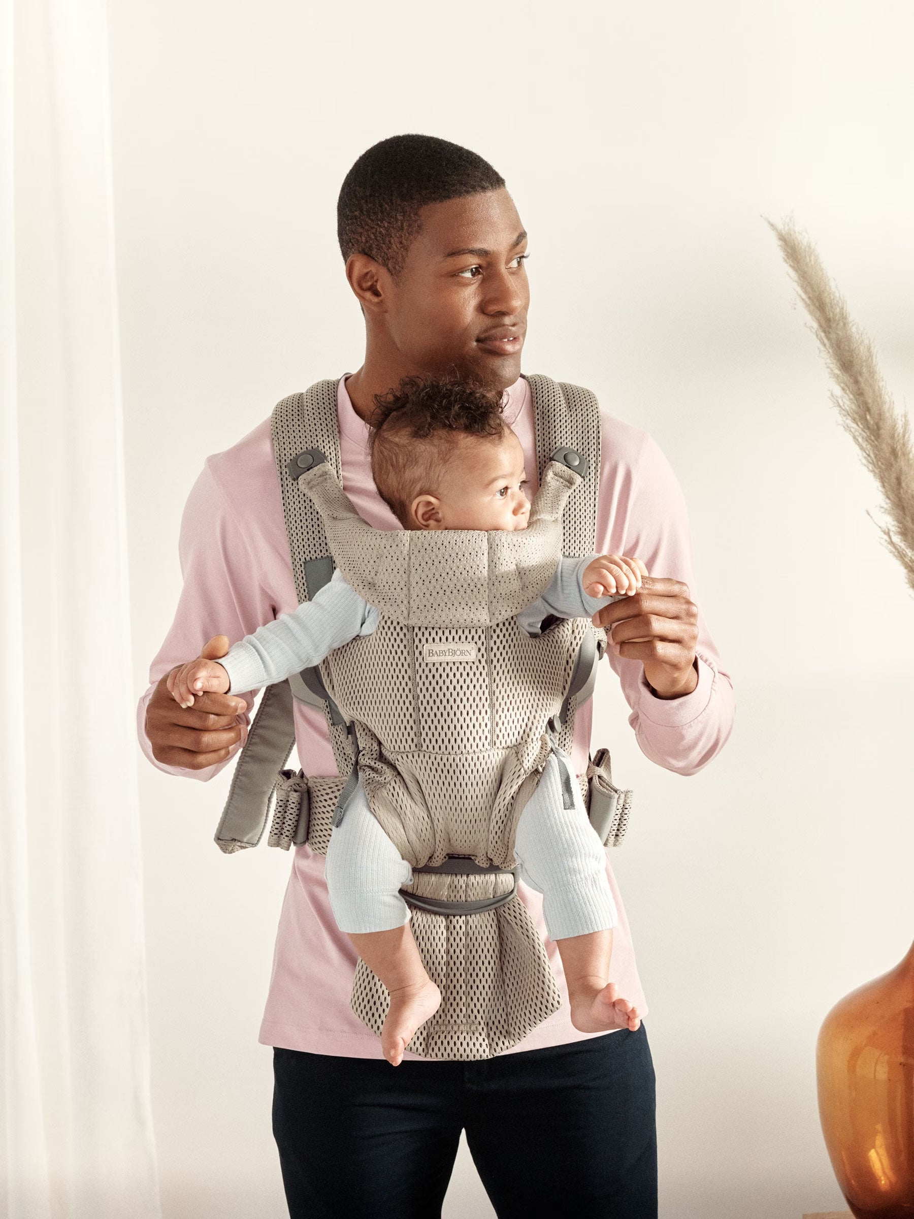 How to use the facing-out position on Baby Carrier Move